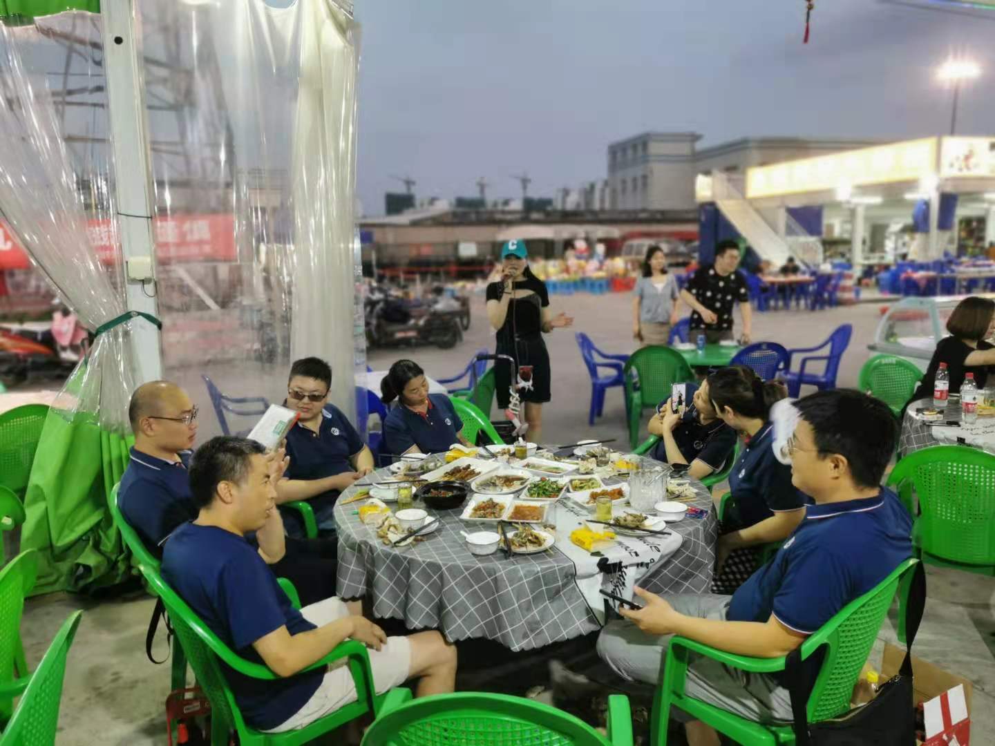 公司团建聚餐