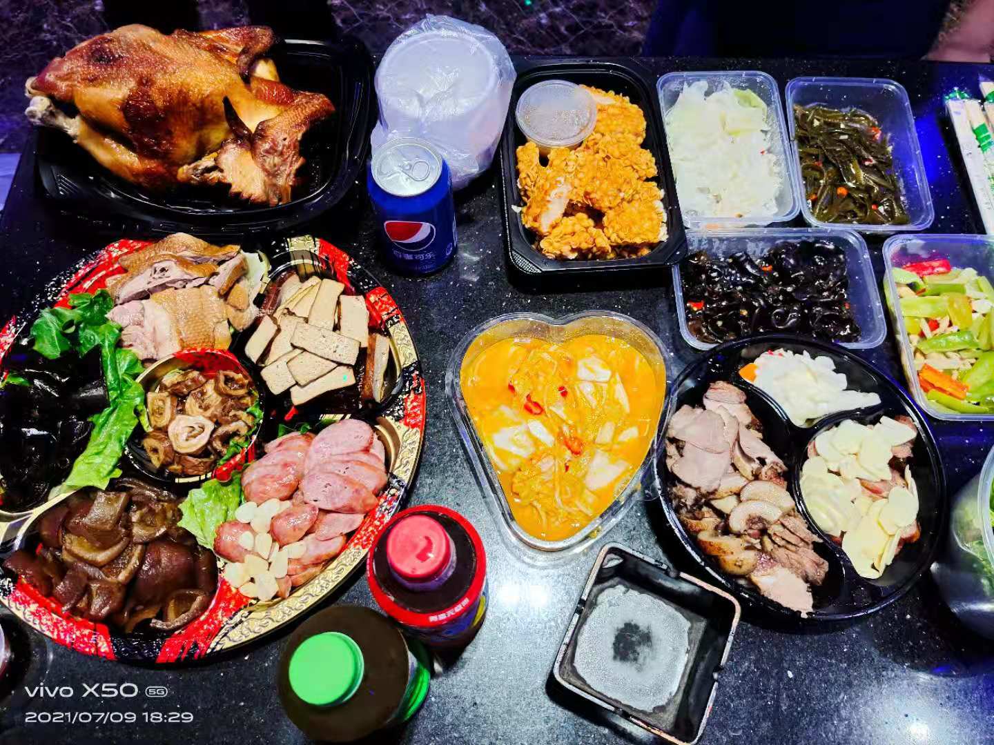员工生日团康聚餐唱歌