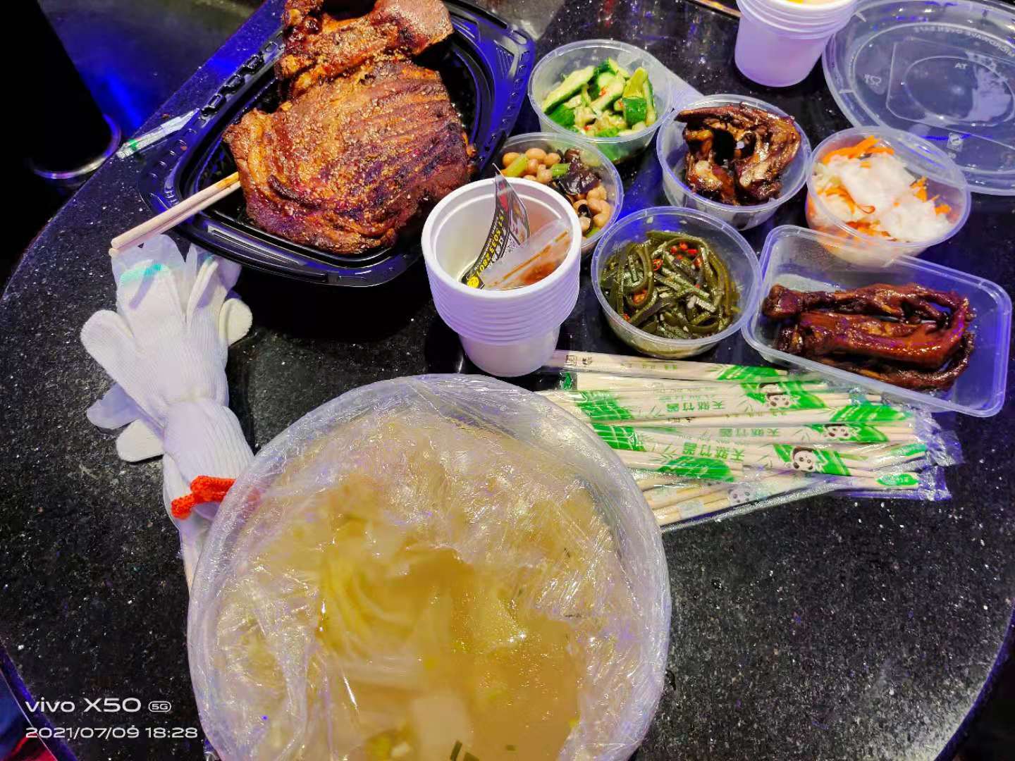 员工生日团康聚餐唱歌